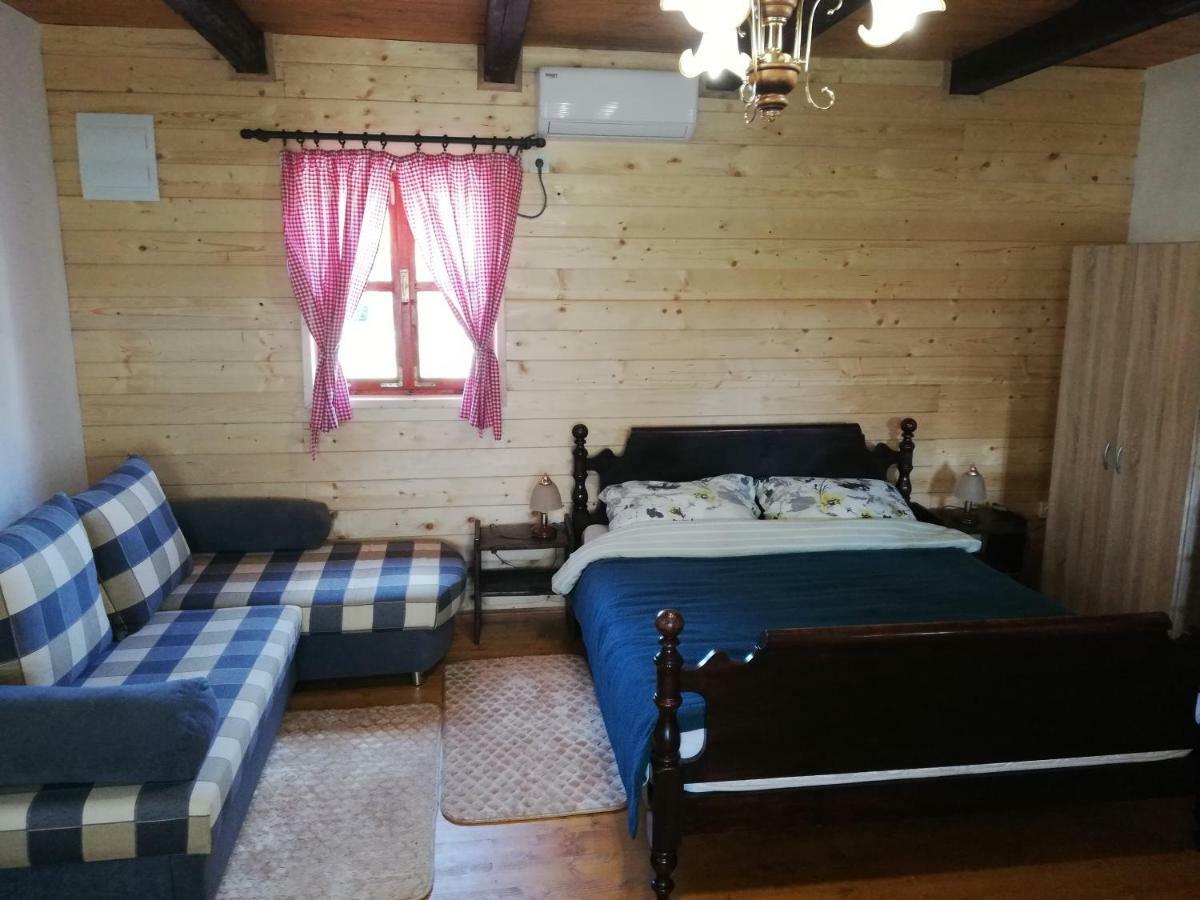 Pod Orehom Drvena Kuca I Sauna Hotel Крапина Екстериор снимка