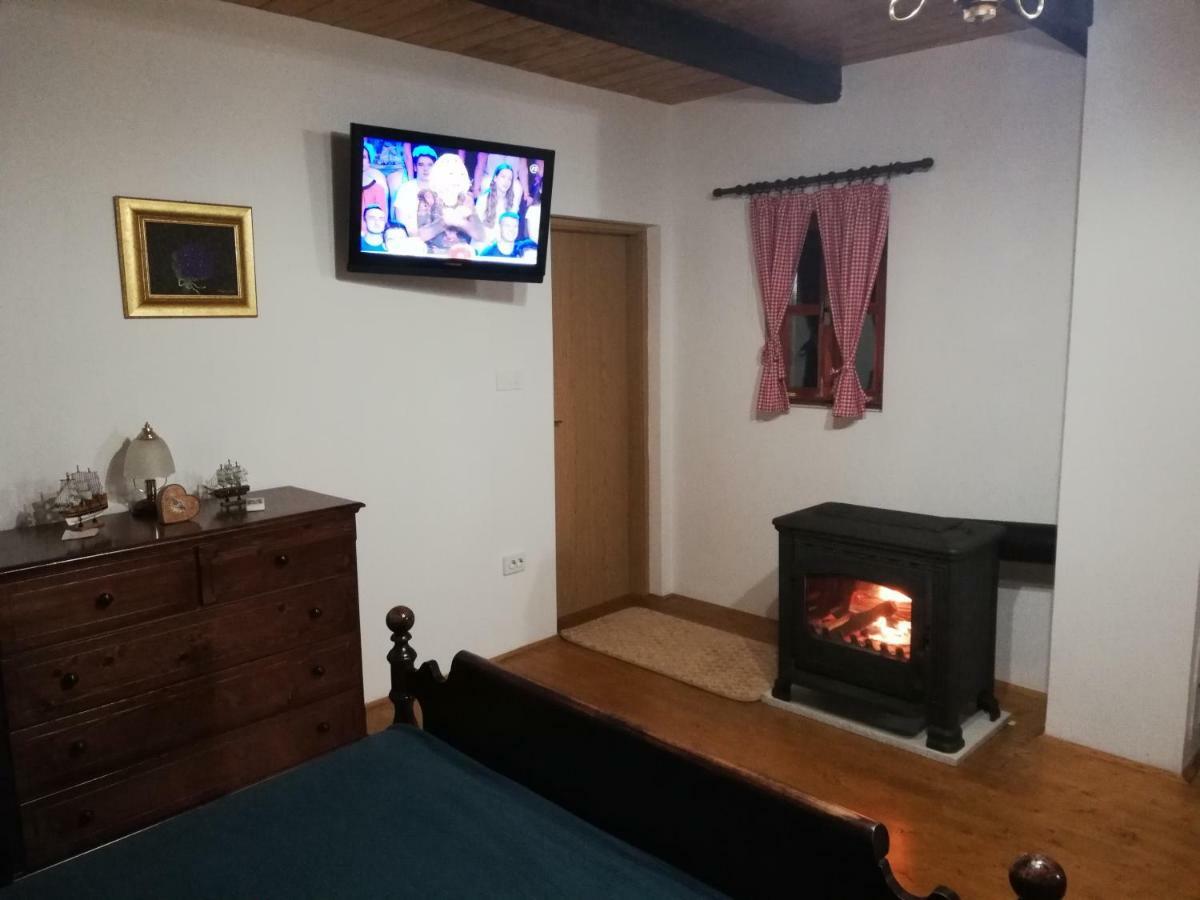 Pod Orehom Drvena Kuca I Sauna Hotel Крапина Екстериор снимка